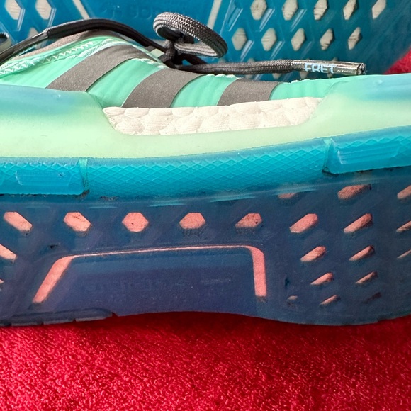 Halo x Adidas NMD V3 men’s sneakers, great condition. 6.5. - Picture 5 of 7